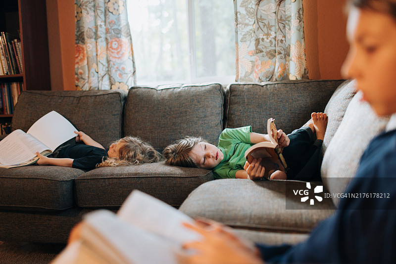全家人在客厅的沙发上一起阅读图片素材
