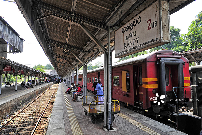 在火车站等候火车的人们 - 康提，斯里兰卡图片素材