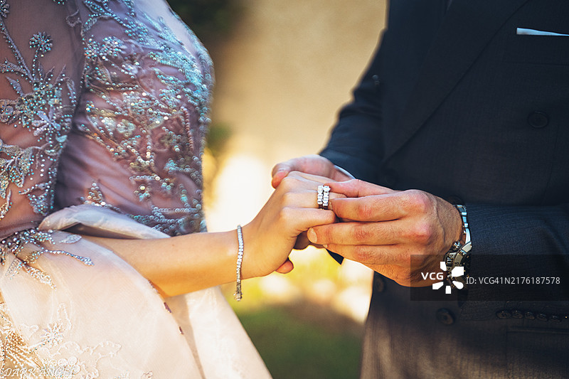 情侣戴结婚戒指，手牵着手图片素材