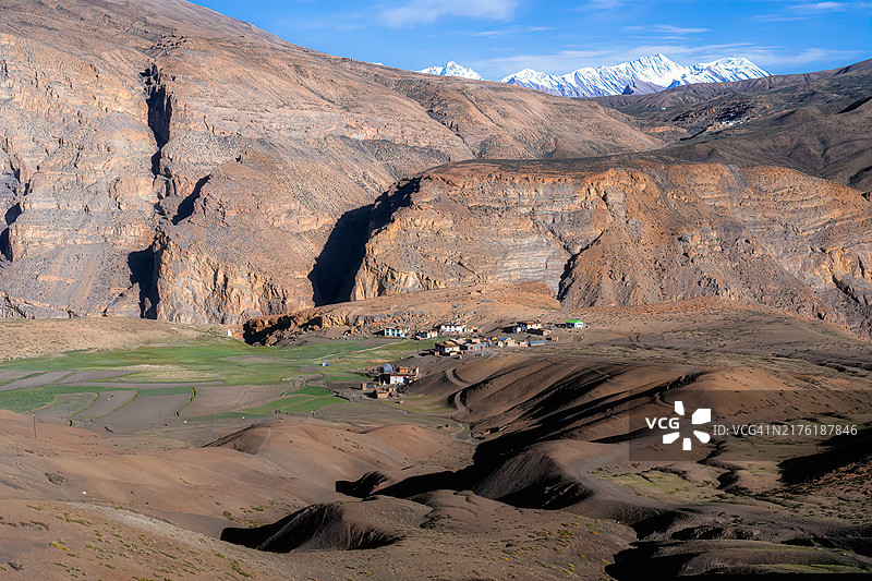 山上的房屋，以天空为背景图片素材
