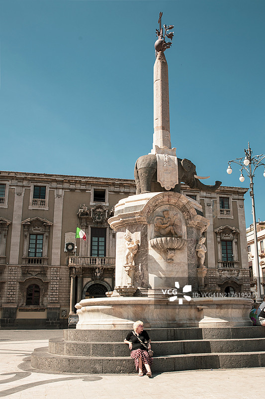 卡塔尼亚大象喷泉旁休息图片素材