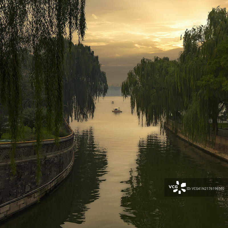 中国北京北海公园湖泊入口日落图片素材