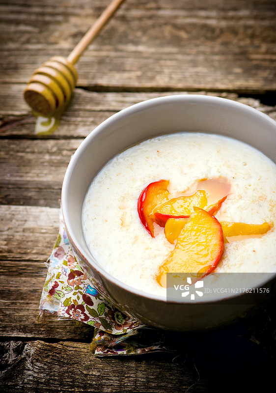 木桌碗中的焦糖苹果粥图片素材