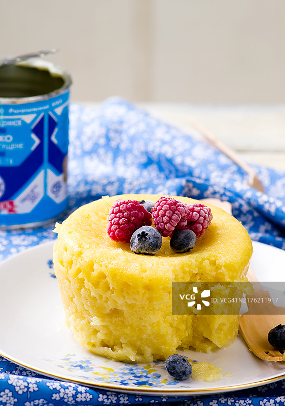 微波炉制作的杯子蛋糕图片素材