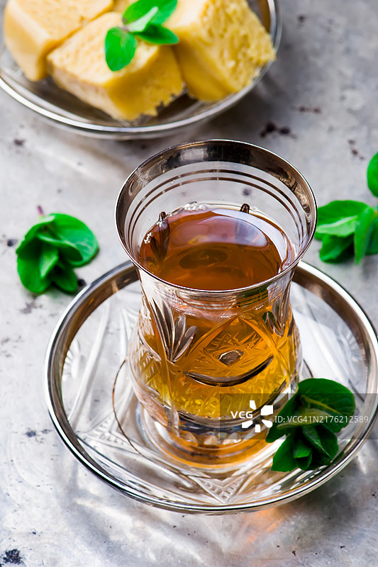 传统土耳其玻璃杯中的薄荷茶图片素材