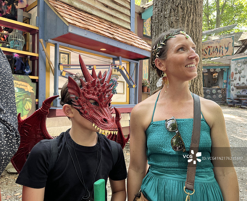 母亲带小男孩打扮成龙参加文艺复兴节图片素材