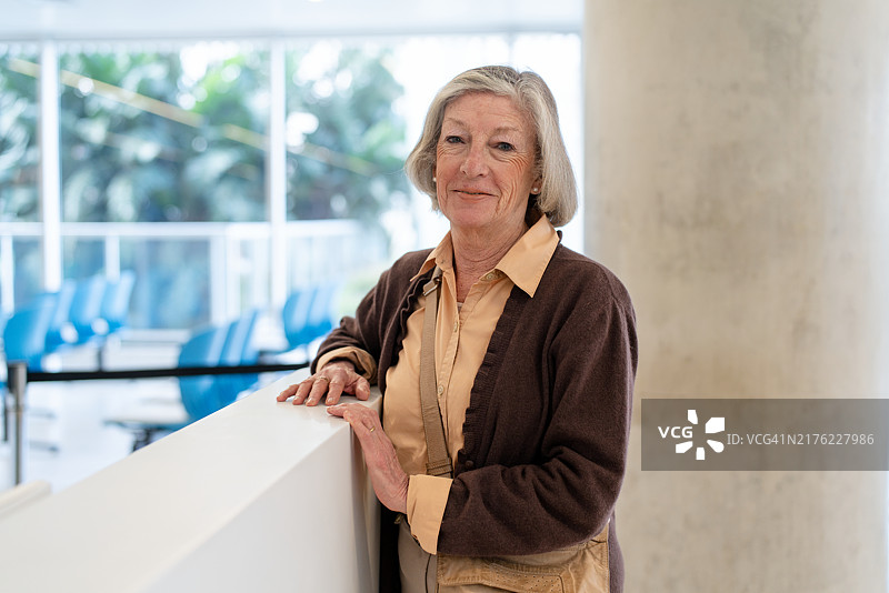 医院接待处站着的老年女性肖像图片素材