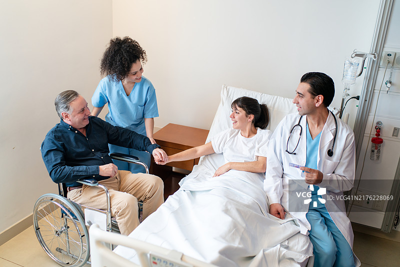 年长父母探望生病的女儿在医院病房图片素材