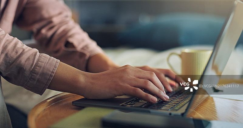 远程办公：撰稿人在家用笔记本电脑工作图片素材