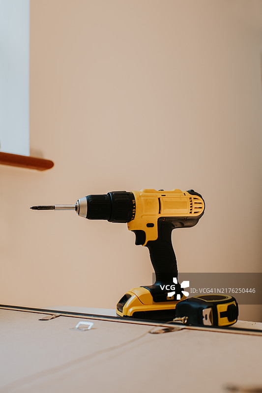 黄色无绳电钻DIY家装图片素材