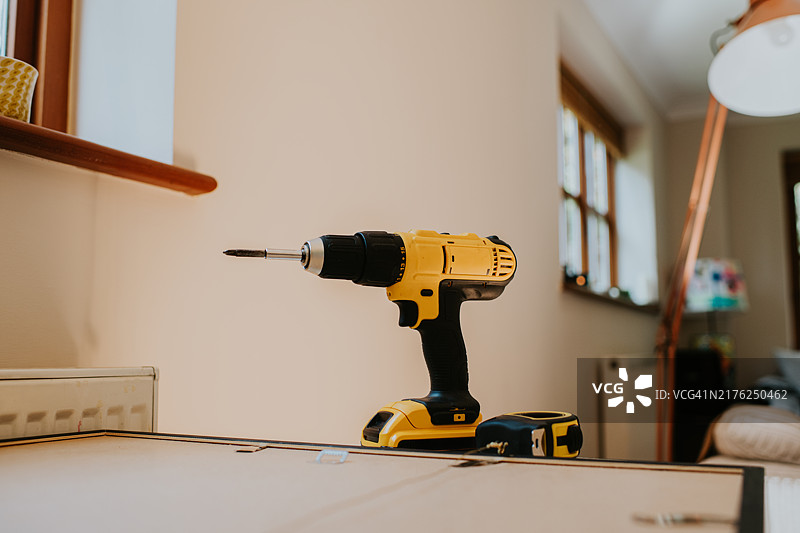 黄色无绳电钻DIY家装图片素材