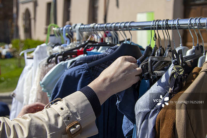 跳蚤市场的复古服装图片素材