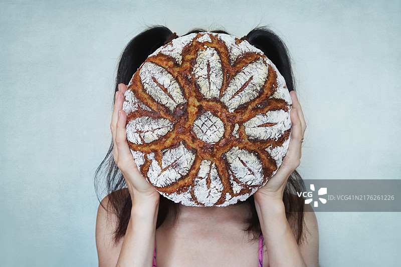 自制面包！荷兰烤箱免揉全麦黑麦面包写真图片素材