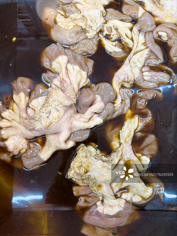 摊位上出售的新鲜猪肉香肠图片素材