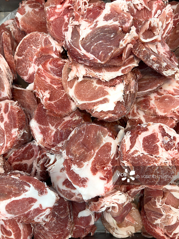 货架上出售的新鲜猪肉块图片素材