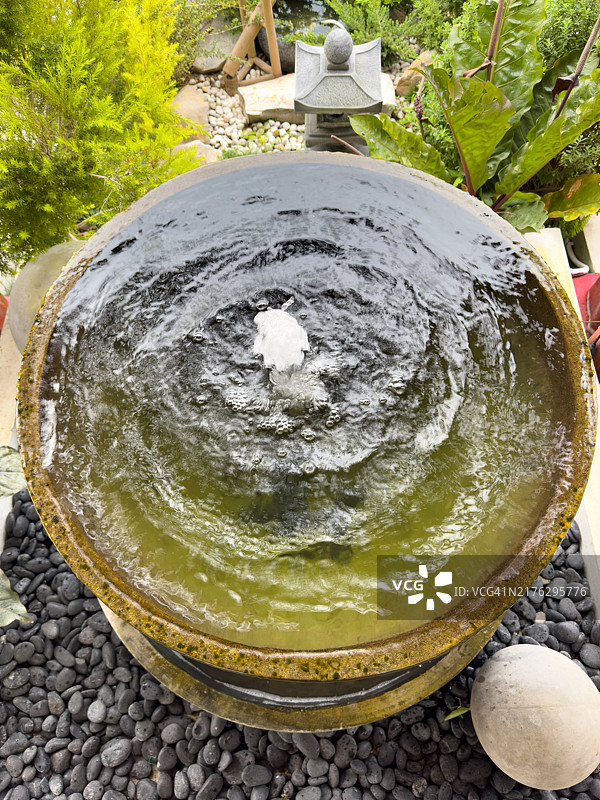 花盆中的喷泉图片素材