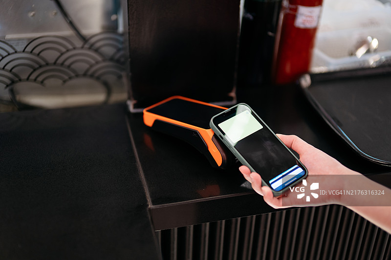 使用信用卡进行非接触式支付图片素材