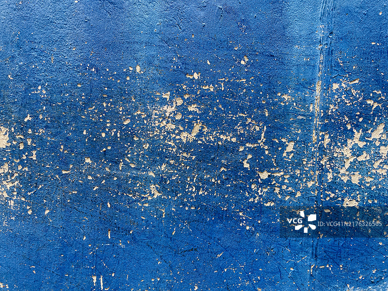 蓝色墙壁的油漆剥落特写图片素材