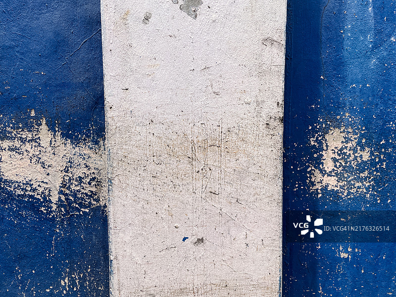 蓝色墙壁的油漆剥落特写图片素材