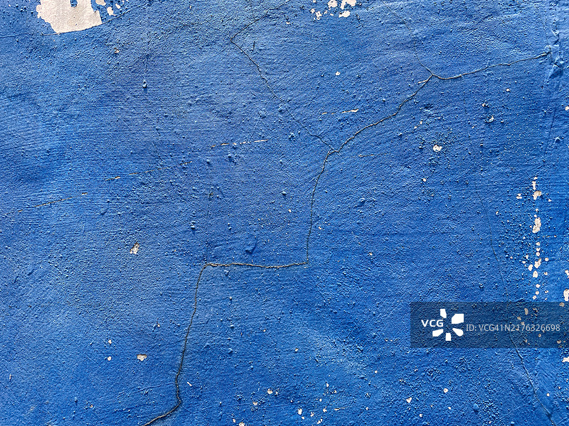 蓝色墙壁的油漆剥落特写图片素材