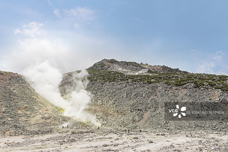 日本北海道阿寒国立公园硫磺山地区的硫磺块图片素材