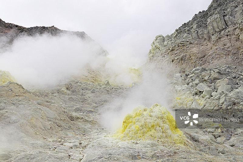 日本北海道阿寒国立公园硫磺山地区的硫磺块图片素材