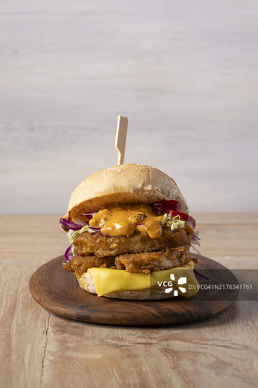 汉堡包上的纯素鸡肉风味肉片图片素材