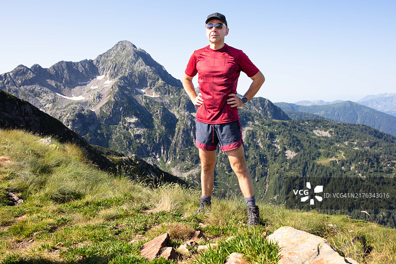 在阿尔卑斯山徒步旅行图片素材