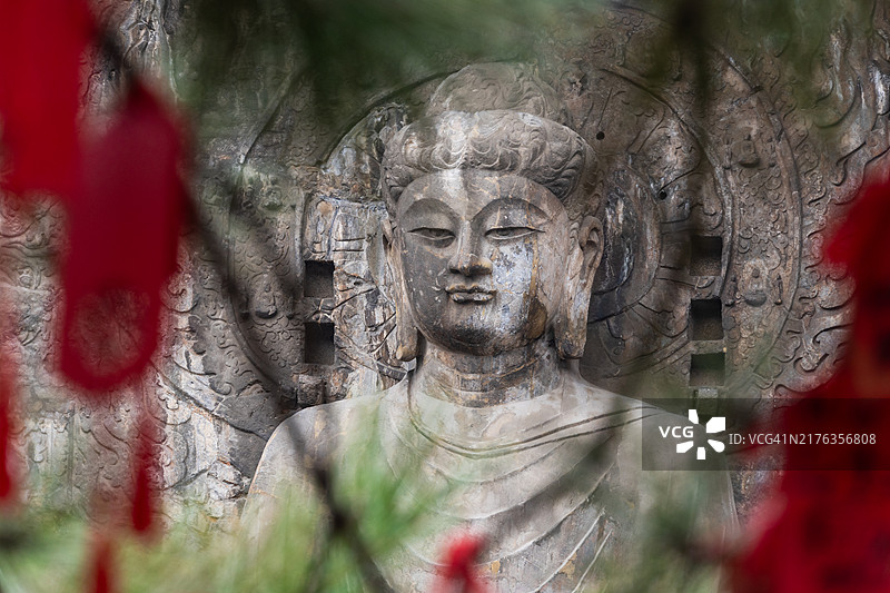 中国洛阳龙门石窟的大佛雕像图片素材
