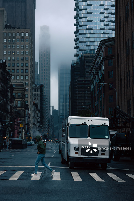 曼哈顿翠贝卡在阴雨天的货运卡车图片素材