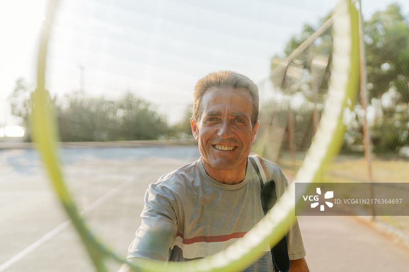 一位老人在阳光明媚的日子里享受休闲时光图片素材