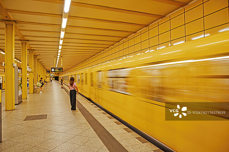 德国柏林新克尔恩韦伯维泽车站图片素材