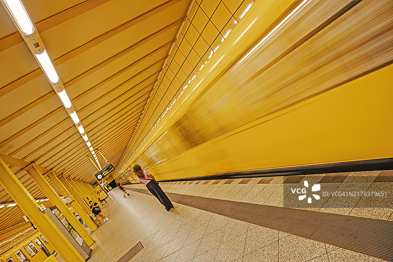 德国柏林新克尔恩韦伯维泽车站图片素材