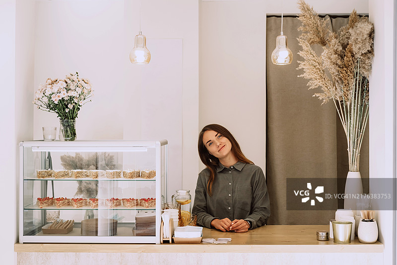 咖啡师站在咖啡店的柜台后图片素材