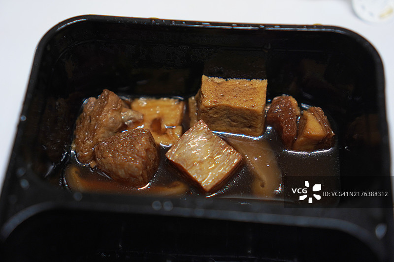 甜酱汁中的煮鸡蛋图片素材