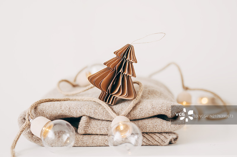 窗台上堆叠的灰色针织毛衣和圣诞装饰图片素材