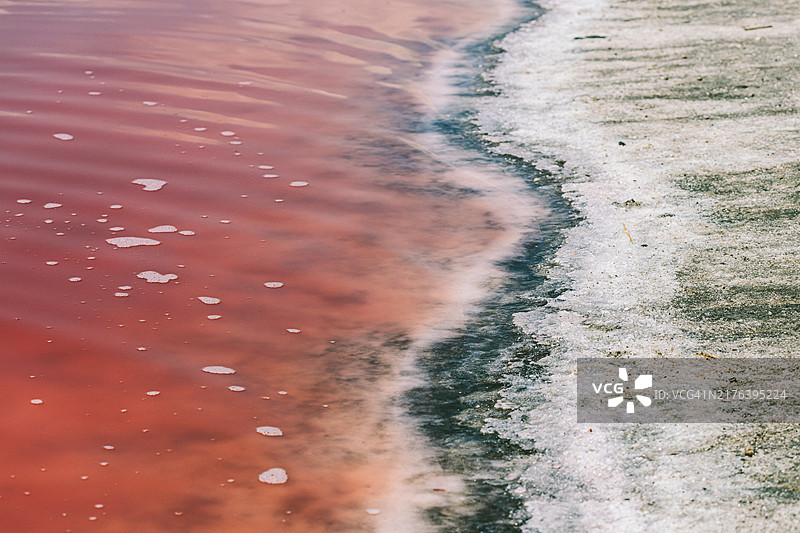 红水盐湖岸线与盐晶图片素材