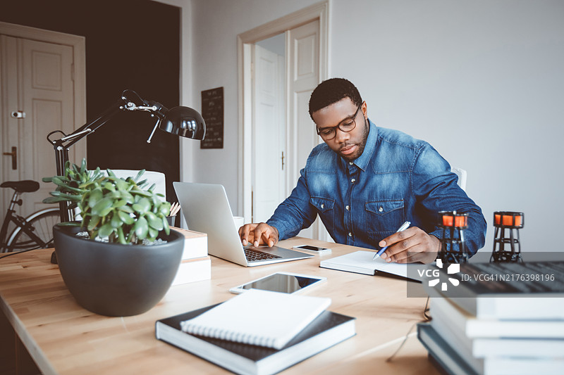 在家办公的非裔美国青年男子图片素材