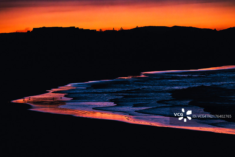 高角度照片展示了壮丽的日落映照在冲刷着基拉海滩的海浪上，库兰加塔，黄金海岸，昆士兰，澳大利亚图片素材