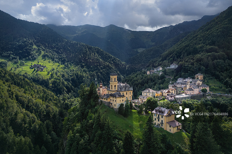 瓦尔塞西亚切尔瓦托村的俯视图图片素材