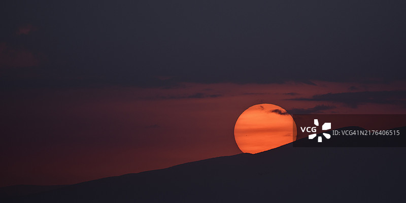 坦桑尼亚恩杜图的深色调壮丽日出图片素材