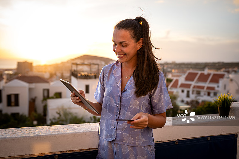 穿着睡衣购物图片素材