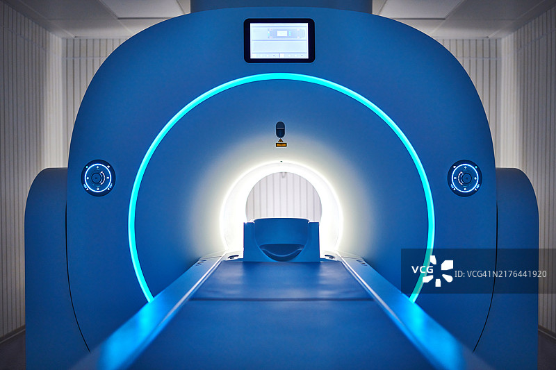 荧光灯下的磁共振成像图片素材