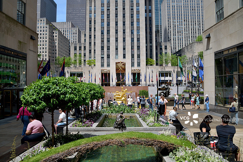 纽约曼哈顿洛克菲勒中心和普罗米修斯雕像图片素材