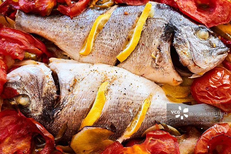 烤鲷鱼配土豆、番茄和辣椒图片素材