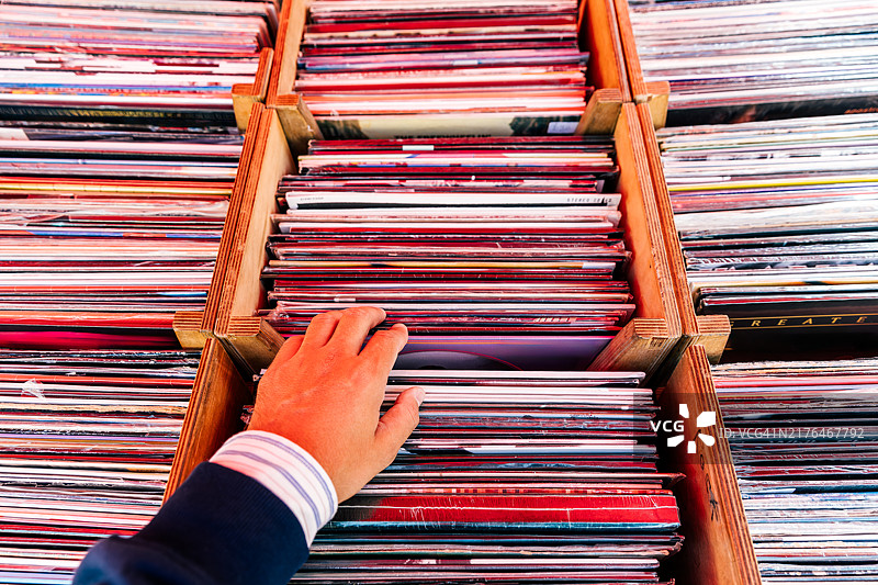 男人在唱片店挑选黑胶唱片的特写图片素材