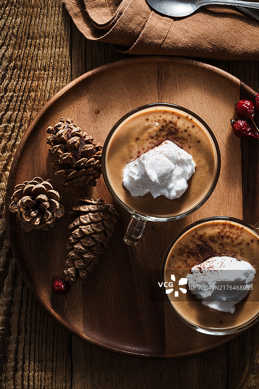 南瓜香料拿铁，秋季甜点奶油布丁图片素材