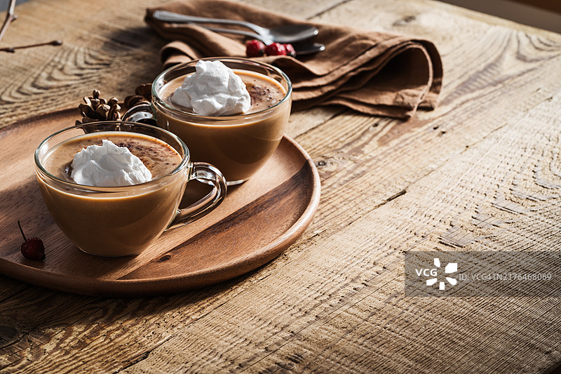 南瓜香料拿铁，秋季甜点奶油布丁图片素材