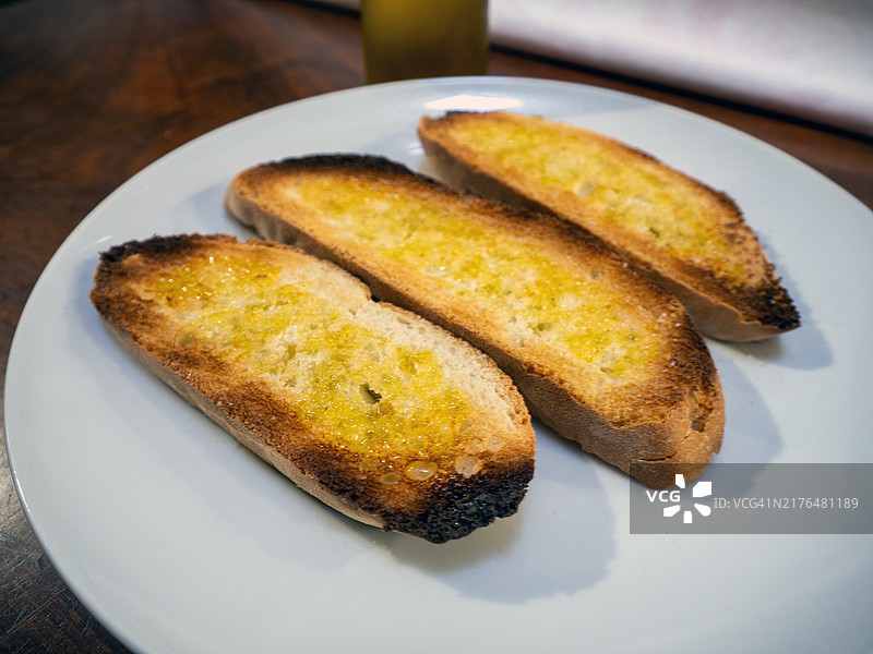 涂有橄榄油的烤面包片，典型的安达卢西亚早餐图片素材