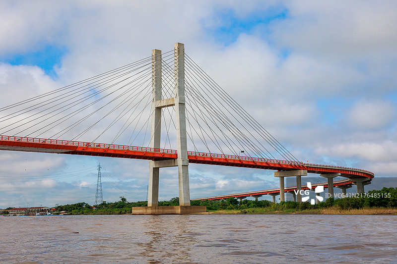 秘鲁伊基托斯亚马逊河支流纳奈河上的桥梁图片素材